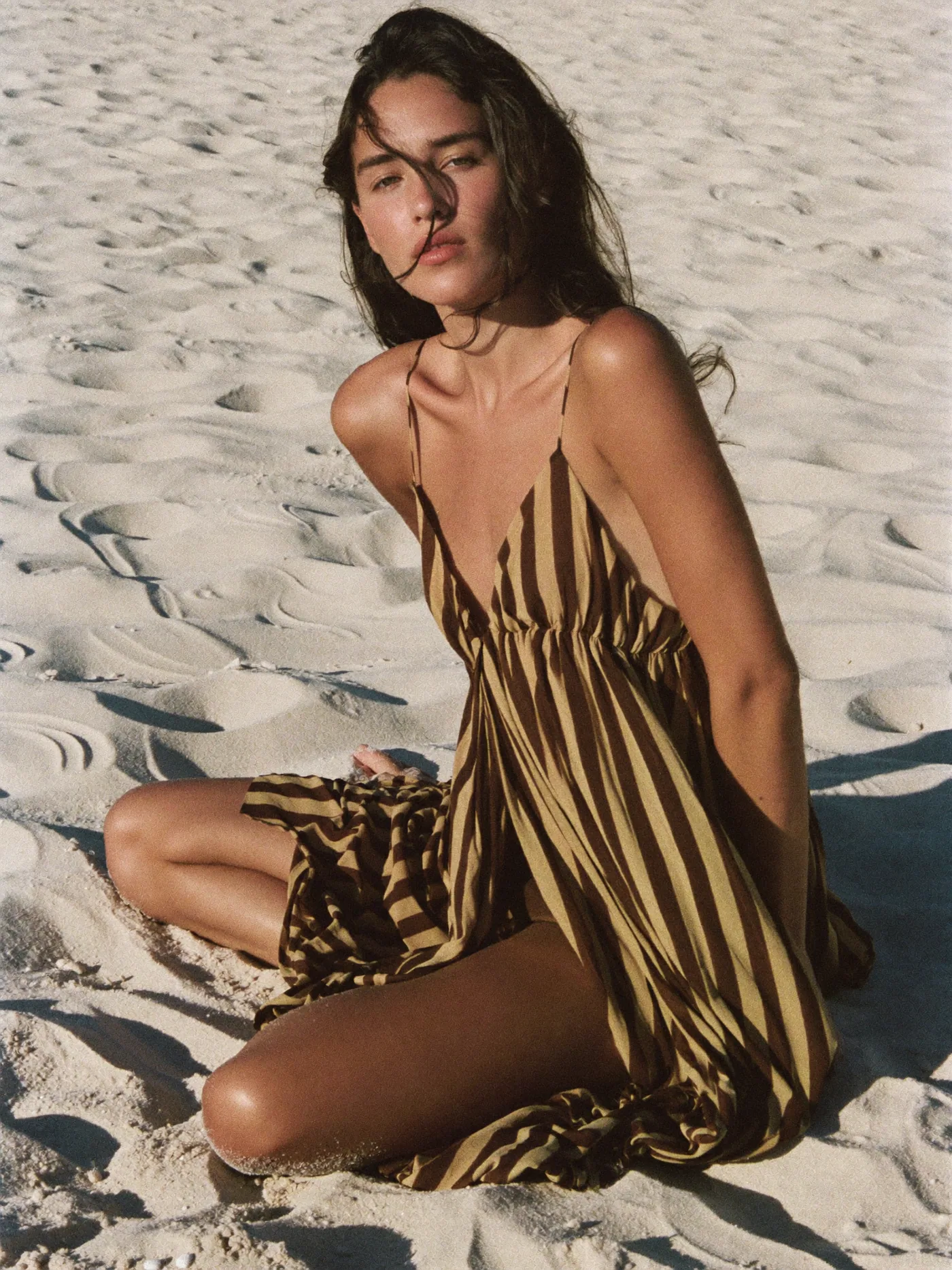 Vestido listrado sentada na areia