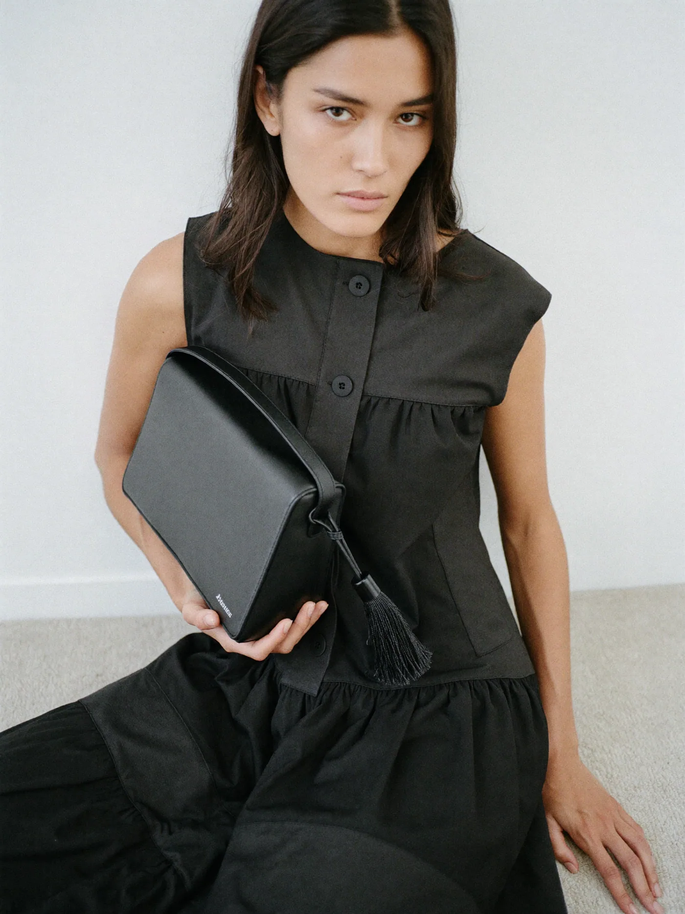 Vestido preto com bolsa de tassel